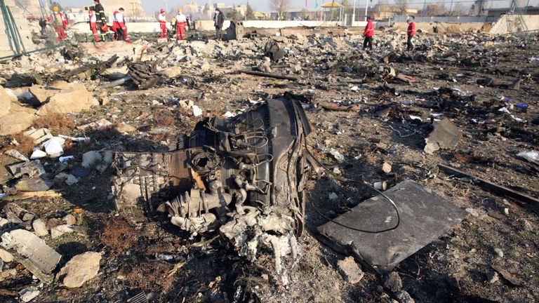 Des équipes de secours travaillent sur les lieux après qu'un avion ukrainien transportant 176 passagers s'est écrasé près de l'aéroport Imam Khomeini dans la capitale iranienne à Téhéran tôt le matin du 8 janvier 2020, tuant tout le monde à bord. - Les 176 personnes à bord d'un avion de passagers ukrainien ont été tuées lors de l'écrasement peu de temps après le décollage de Téhéran le 8 janvier, ont rapporté les médias officiels iraniens. L'agence de presse d'Etat IRNA a déclaré que 167 passagers et neuf membres d'équipage étaient à bord de l'avion exploité par Ukraine International