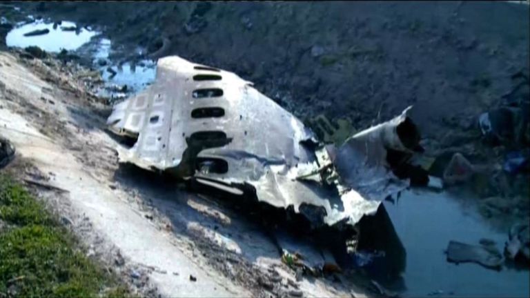 Un avion de ligne ukrainien comptant au moins 170 personnes à bord s'est écrasé en raison de problèmes techniques peu après son décollage de Téhéran