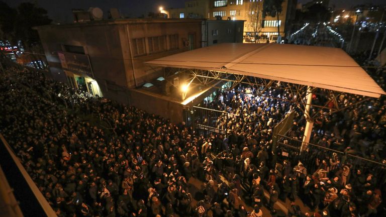 Des étudiants iraniens manifestent à la suite d'un hommage aux victimes du Boeing 737 d'Ukraine International Airlines devant l'Université Amirkabir de Téhéran, le 11 janvier 2020. - La police iranienne a dispersé des étudiants scandant des slogans 