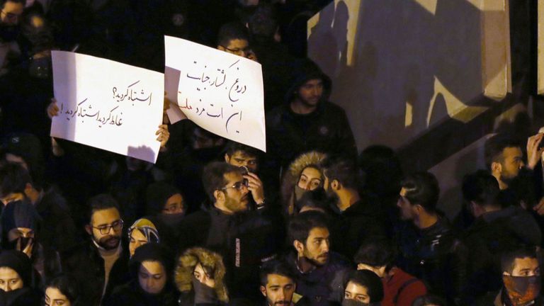 Des étudiants iraniens manifestent à la suite d'un hommage aux victimes du Boeing 737 d'Ukraine International Airlines devant l'Université Amirkabir de Téhéran, le 11 janvier 2020. - La police iranienne a dispersé des étudiants scandant des slogans 