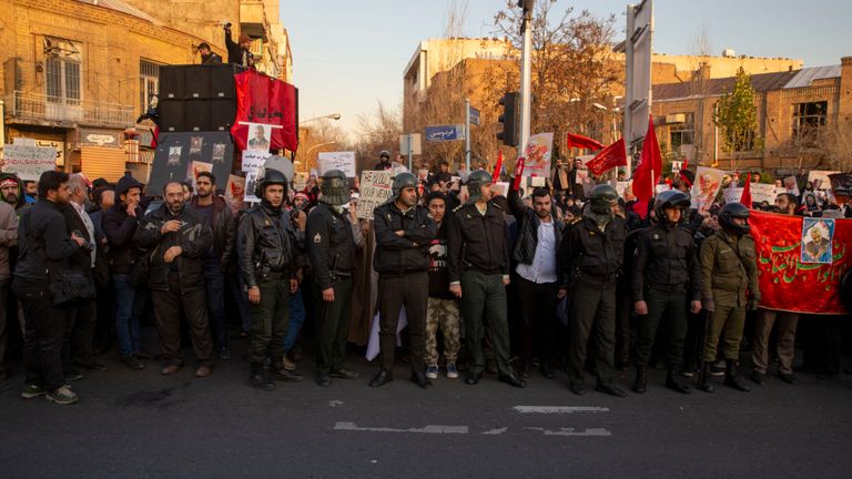 Les manifestants scandent des slogans tout en brandissant des affiches du général Qassem Soleimani lors d'une manifestation devant l'ambassade britannique