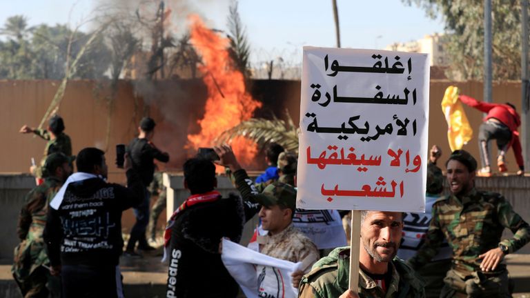 Ce panneau de protestation se lit comme suit: & # 39; Fermez l'ambassade américaine sinon les gens la fermeront & # 39;