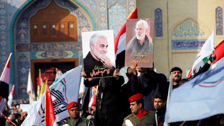Les personnes en deuil assistent aux funérailles du major-général iranien Qassem Soleimani, haut commandant de la force d'élite Quds des gardiens de la révolution, et du commandant de la milice irakienne Abu Mahdi al-Muhandis, qui ont été tués lors d'une frappe aérienne à l'aéroport de Bagdad