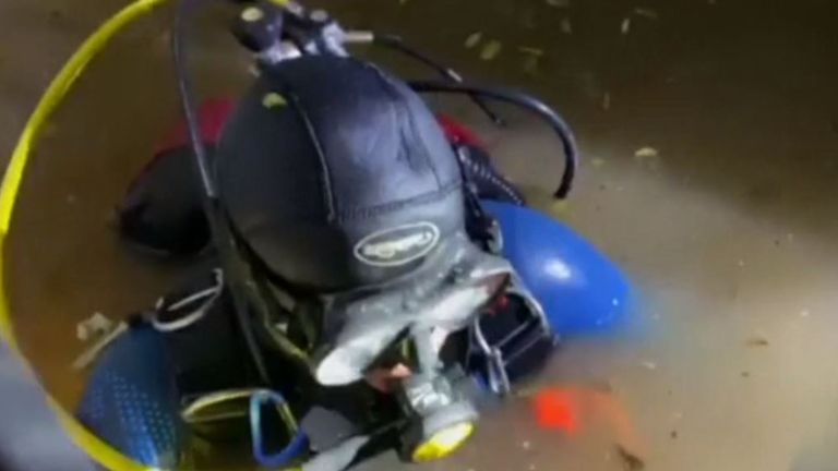 Un plongeur descend dans l'eau dans le but d'atteindre la paire