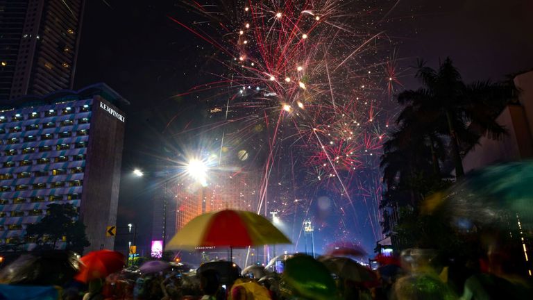 Des milliers de personnes ont bravé la pluie en Indonésie