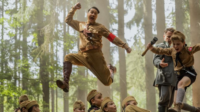 Taika Waititi et Roman Griffin Davis dans le film JOJO RABBIT. Photo de Kimberley French. .. 2019 Twentieth Century Fox Film Corporation Tous droits réservés