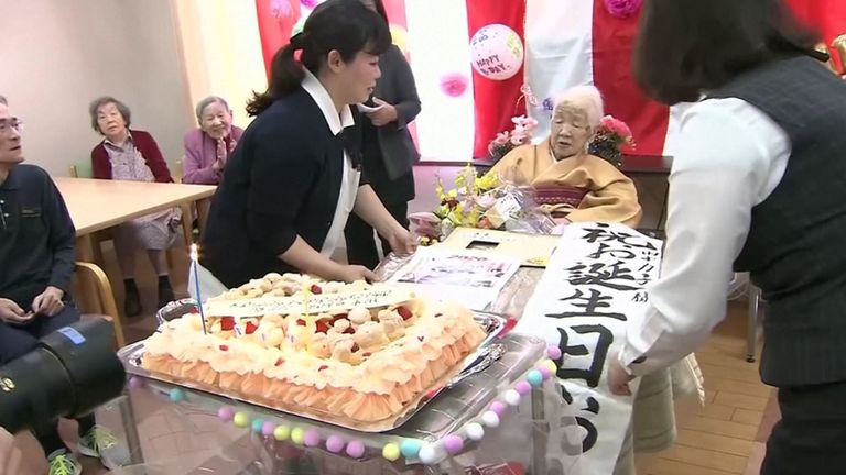 Mme Tanaka a eu un gâteau digne de l'occasion alors qu'elle marquait son 117e anniversaire 