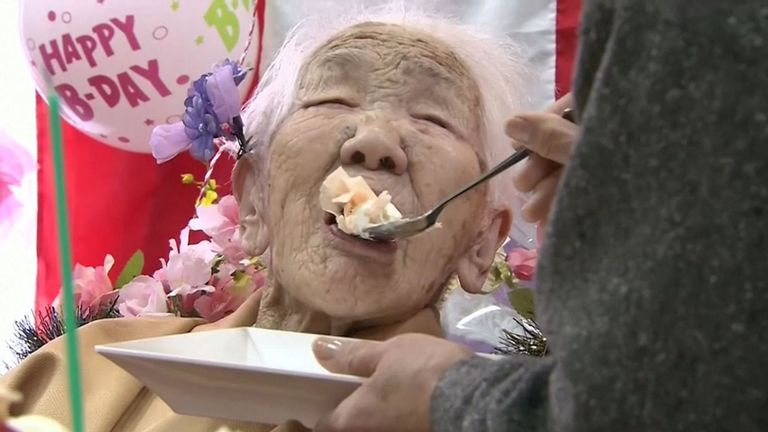 Mme Tanaka profite d'une bouchée de gâteau d'anniversaire 