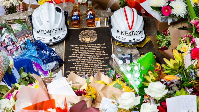 Hommage aux bénévoles Geoffrey Keaton et Andrew O & # 39; Dwyer sont vus à Horsley Park Rural Fire Brigade le 22 décembre 2019 à Sydney, Australie