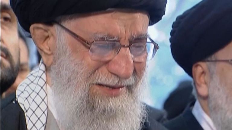 Le chef suprême de l'Iran, l'ayatollah Ali Khamenei, semblait pleurer en priant sur les cercueils drapés de drapeaux contenant les restes de Qassem Soleimani et de cinq autres personnes tuées lors de la frappe américaine.