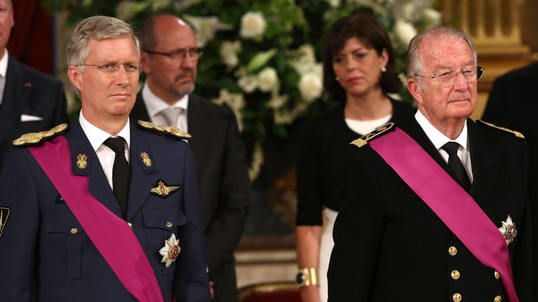 Le roi Albert II (r) abdique en père de son fils le roi Philippe le 21 juillet 2013
