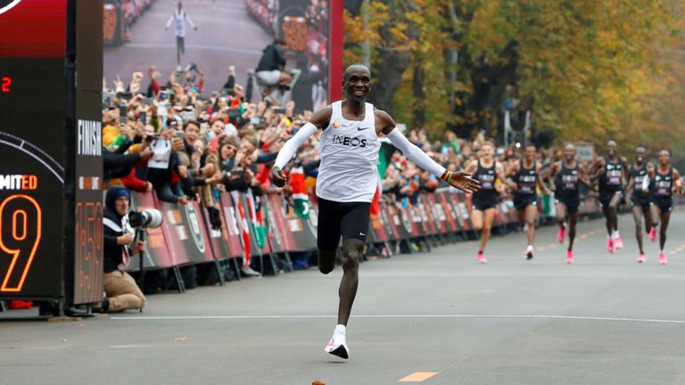 Kipchoge a parcouru la distance en 1.59.40 - 20 secondes d'avance sur la marque des deux heures
