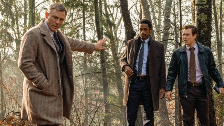 Daniel Craig, Lakeith Stanfield et Noah Segan dans Knives Out (pour une entrevue avec Don Johnson, également dans le film)