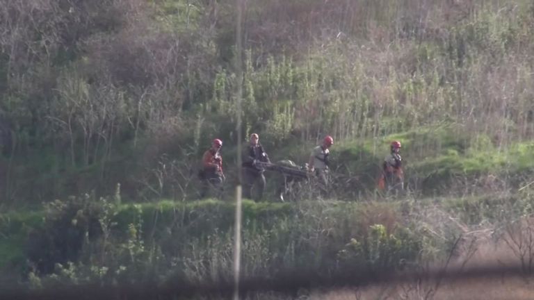 Des travailleurs d'urgence ont été vus retirant des corps du site de l'accident