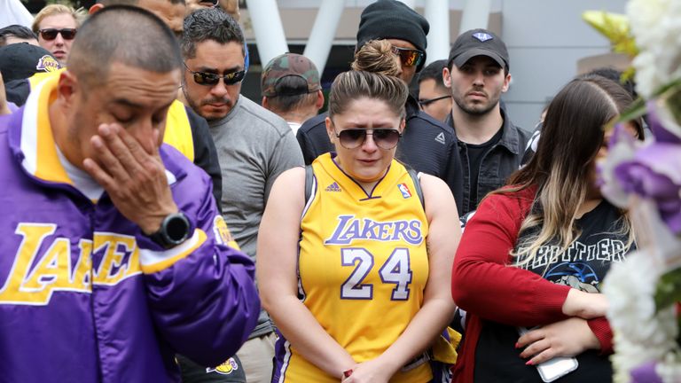 Les fans ont afflué au Staples Center de Los Angeles pour leur rendre hommage