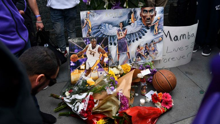 Les fans pleurent la perte de la légende de la NBA devant le Staples Center de Los Angeles