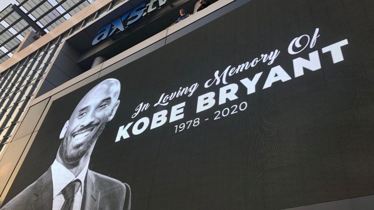 Bryant a été affiché sur de grands écrans à l'extérieur du Staples Center