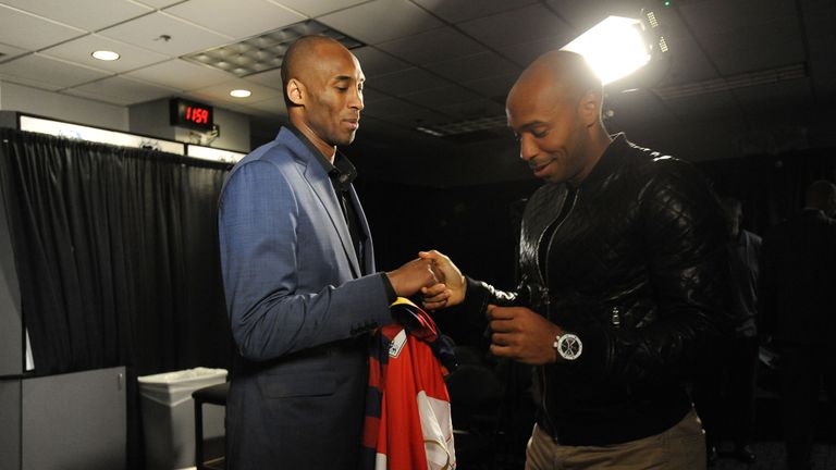 Bryant échange des maillots avec l'ancien attaquant d'Arsenal Thierry Henry en 2016