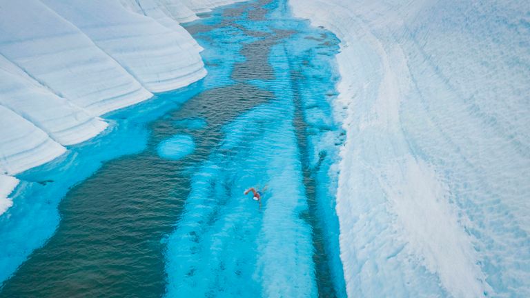 Lewis Pugh est devenu avec succès la première personne à nager sous une calotte glaciaire de l'Antarctique - portant seulement une paire de troncs, une casquette et des lunettes. 