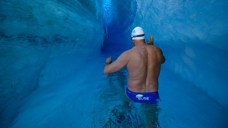 Lewis Pugh est devenu la première personne à nager sous une calotte glaciaire de l'Antarctique - portant seulement une paire de troncs, une casquette et des lunettes.