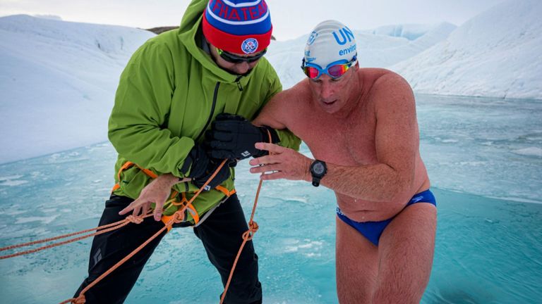 Lewis Pugh (à droite), aux côtés de Slav Fetisov, alors qu'il est devenu avec succès la première personne à nager sous une calotte glaciaire antarctique 