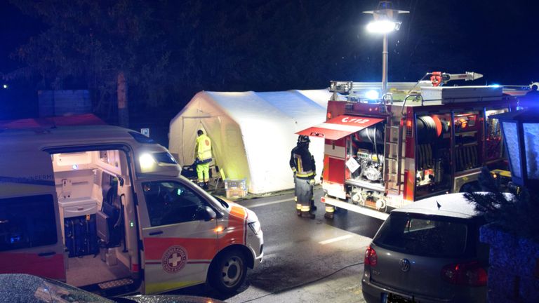 Des ambulances et des pompiers travaillent sur les lieux où un conducteur de voiture a heurté un groupe de touristes allemands