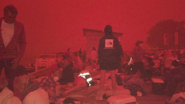 Les résidents de Mallacoota, Victoria, se sont rassemblés au quai à l'approche de l'incendie. Pic: @bluesfestblues