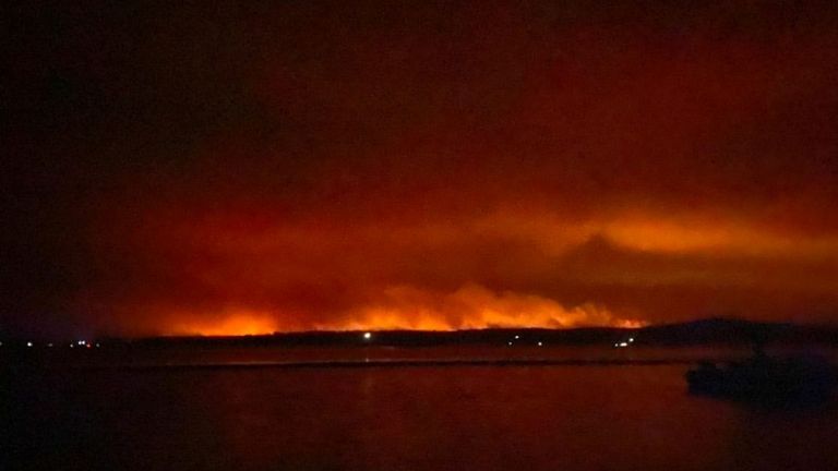 Une vue montre la lumière et la fumée des feux de brousse à Mallacoota, Victoria, Australie, 31 décembre 2019. Gracieuseté de George Mills
