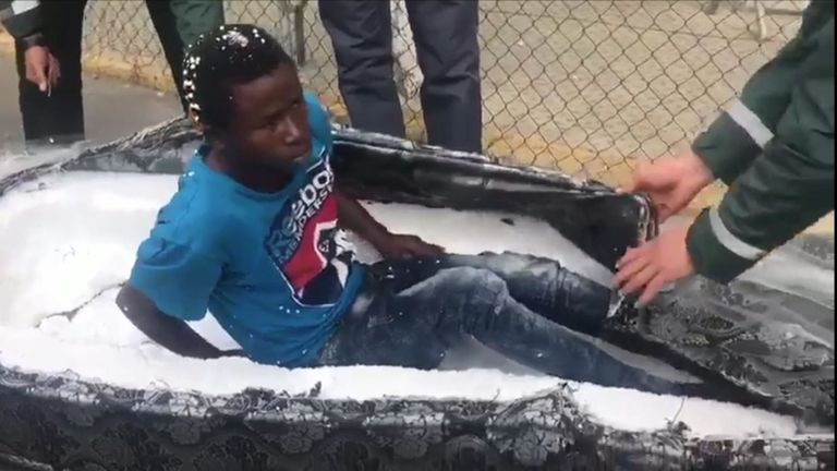 Une paire de migrants a été trouvée à l'intérieur de deux matelas.