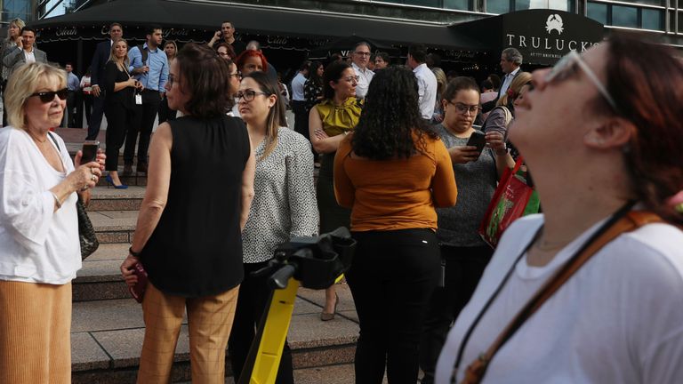Les gens attendent après avoir quitté les bâtiments à Miami après le tremblement de terre