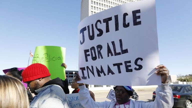 Les défenseurs des prisonniers tiennent des pancartes soutenant les droits des détenus lors d'une manifestation devant le Capitole à Jackson, Missouri, le mardi 7 janvier 2020. Les manifestants ont appelé le gouvernement fédéral à enquêter sur le système carcéral du Mississippi pour d'éventuelles violations des droits civils. Ils disent que cinq décès ces derniers jours mettent en évidence des violations délibérées des détenus & # 39; droits constitutionnels. (Photo AP / Rogelio V. Solis)