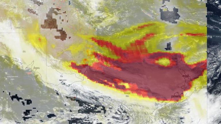 Une image satellite Suomi-NPP du 4 janvier montre les aérosols dans les panaches de fumée des incendies en Australie