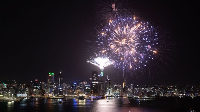 Des feux d'artifice explosent depuis le port de Waitemata et la Sky Tower d'Auckland