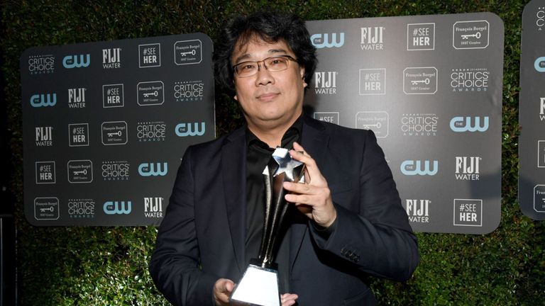 Le réalisateur de parasites Bong Joon-Ho a partagé le prix du meilleur réalisateur avec Sam Mendes (1917) au Critics & # 39; Choice Awards