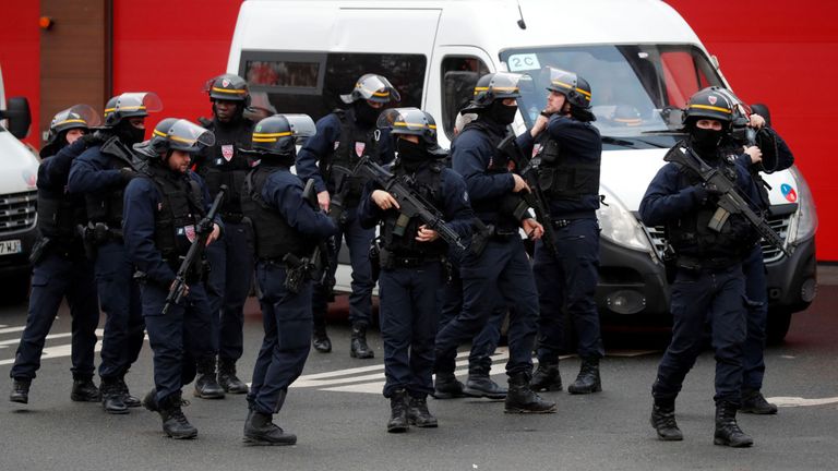 La police française sécurise un quartier à Villejuif près de Paris