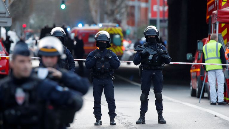 La police française sécurise un quartier à Villejuif près de Paris