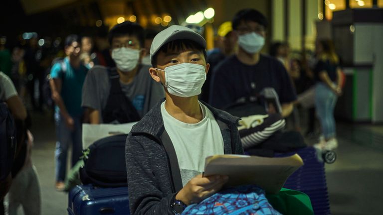 Les passagers portent des masques à l'aéroport international Ninoy Aquno à Manille, Philippines