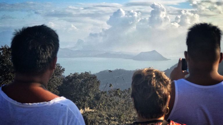 Le volcan Taal a commencé à éclater