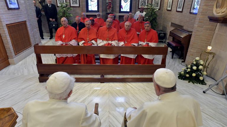 Le pape François et le pape Benoît rencontrent 14 nouveaux cardinaux au Vatican en juin 2018