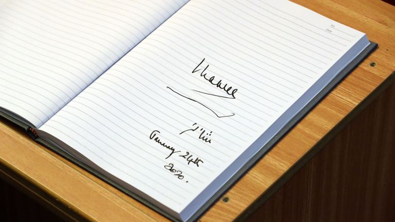 Signature du prince Charles dans le livre d'or de la mosquée