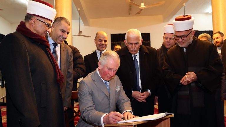 Le prince de Galles visite la mosquée d'Omar et signe le livre d'or