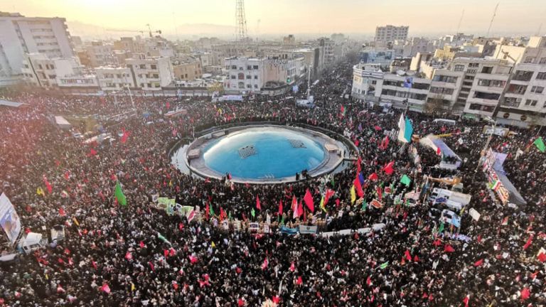 Les personnes en deuil se réunissent pour rendre hommage au haut commandant militaire iranien Qassem Soleimani