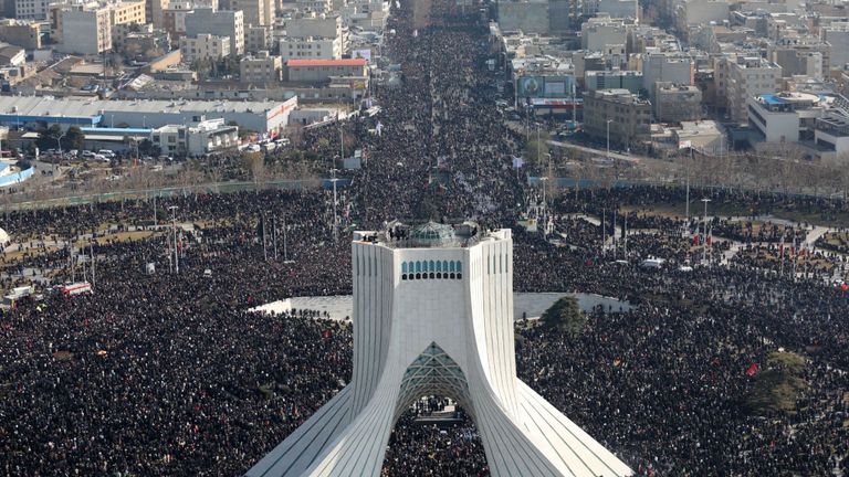 Une vue aérienne de la tour Azadi lors des funérailles de Qassem Soleimani 
