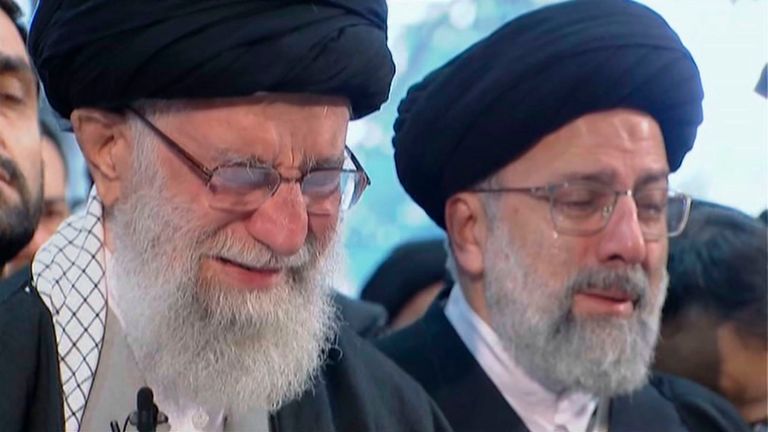 Le guide suprême iranien, l'ayatollah Ali Khamenei, à gauche, continue d'entendre une prière au-dessus du cercueil du général Qassem Soleimani