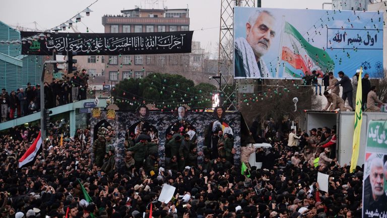 Des milliers de personnes se rassemblent autour d'un véhicule transportant le cercueil de Qassem Soleimani