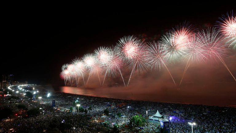 Des millions d'admirer le feu d'artifice sur la plage de Copacabana