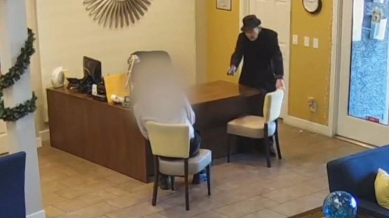 Thomas est vu brandissant son arme vers l'employé. Photo: Police métropolitaine de Las Vegas