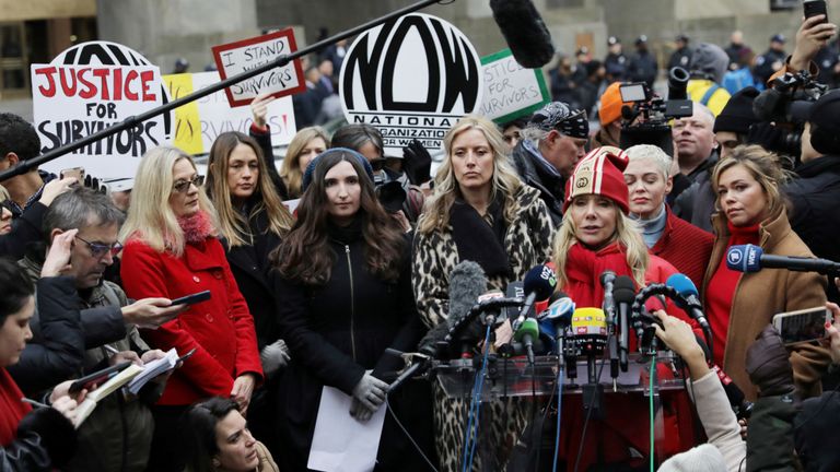 Rosanna Arquette s'entretient avec des journalistes aux côtés d'autres accusateurs devant le tribunal alors que Harvey Weinstein est jugé
