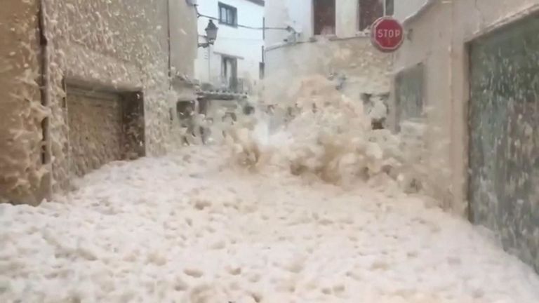 La mousse, causée par l'agitation de la matière organique dans l'eau de mer, s'est collée aux murs des bâtiments en engloutissant la ville côtière.