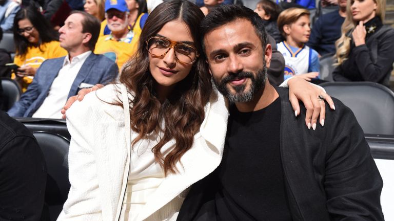 Sonam partage son temps entre l'Inde et Londres où elle et son mari, Anand Ahuja (r) ont une maison